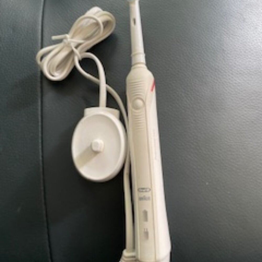 Oral B electric toothbrush w/charger